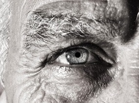 Alterssichtigkeit Altern Auge Optik Weißmann Sehhilfe Altersbedingt Alterung Augenschwäche Messung Optometrie Sehschärfe Jahre Sehtest Augen
