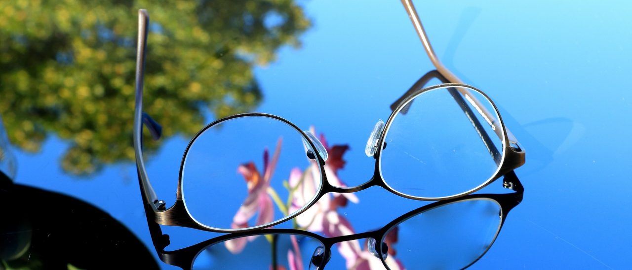 brillenglas-brillenglaeser-glas-kunststoff-mineralglas-unterschied-optik-weissmann-brille-brillen-kaufen-online-dioptrin-dispersion