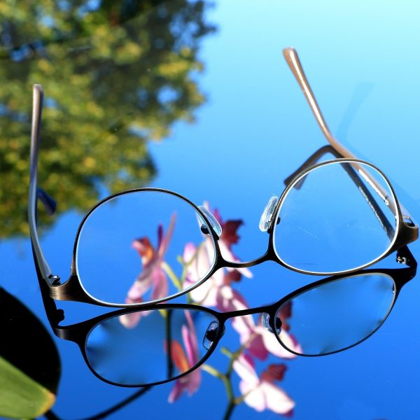 brillenglas-brillenglaeser-glas-kunststoff-mineralglas-unterschied-optik-weissmann-brille-brillen-kaufen-online-dioptrin-dispersion