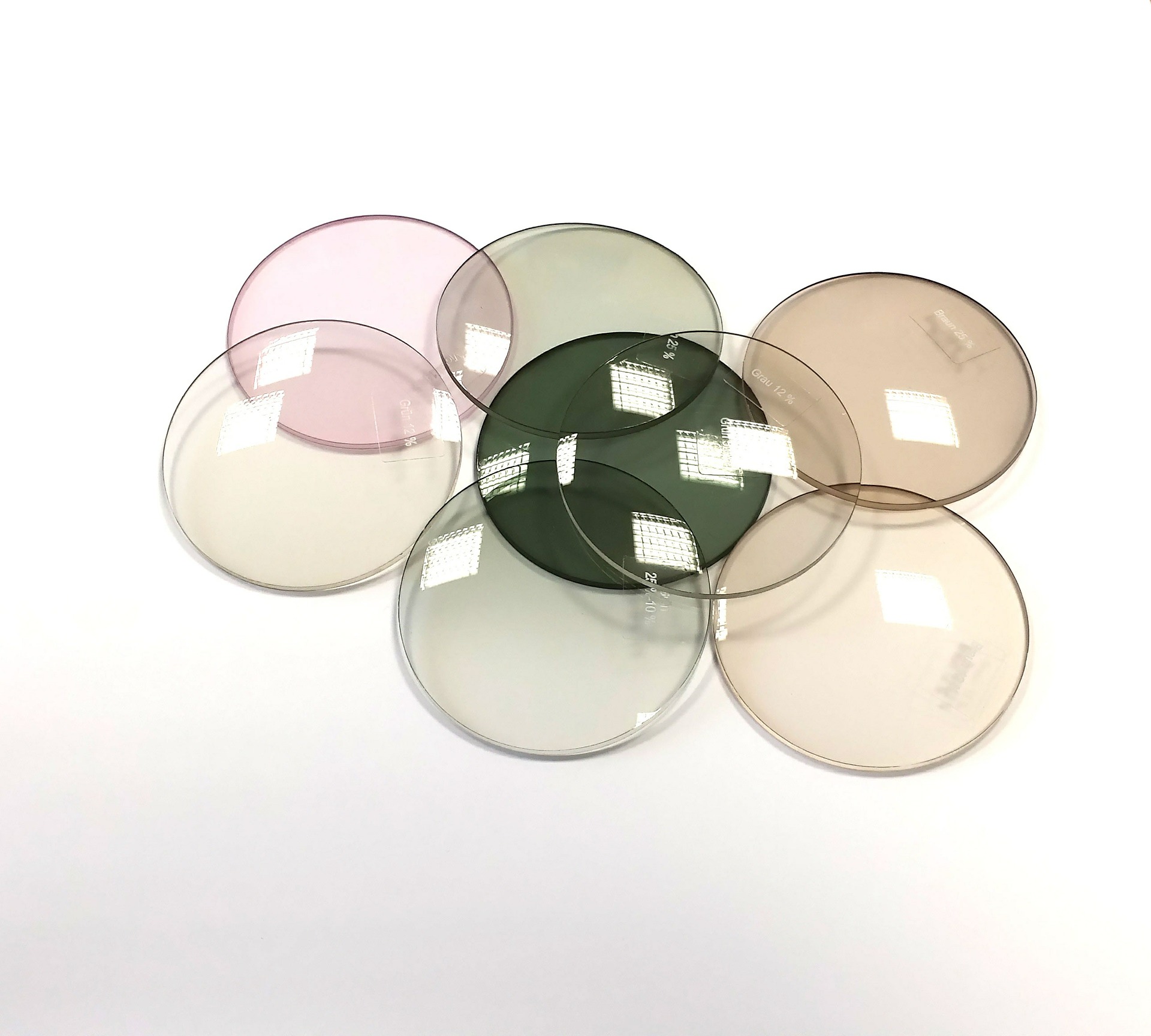 brillenglas-brillenglaeser-glas-kunststoff-mineralglas-unterschied-optik-weissmann-brille-brillen-kaufen-online-dioptrin-dispersion-farbe