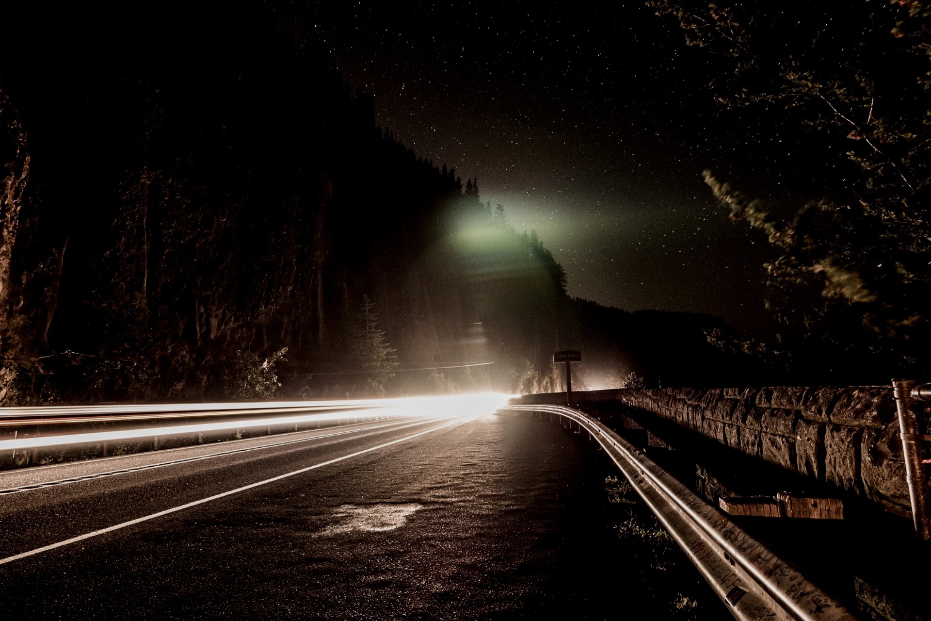 Дорога в ночь слова. Дорога ночью. Красивая дорога. Пустынная дорога ночью. Ночная трасса в горах с фонарями.