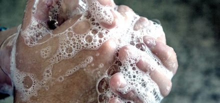 Prävention Bindehautentzündung Vorsorge Hände waschen Optik Weißmann Oberaudorf Brille Schmuck Shop